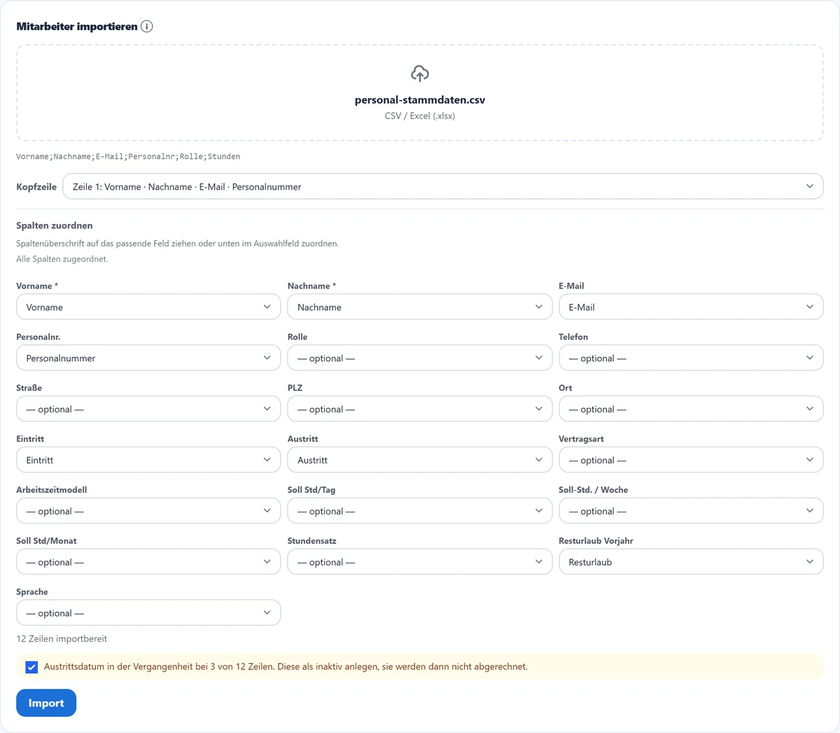Viele auf einmal? Tippe auf „Import", lade deine CSV/Excel hoch und ordne die Spalten per Drag&Drop zu (Vor- und Nachname sind Pflicht). Steht über deiner Tabelle noch eine Titelzeile, etwa ein Berichtsname und ein Stichtag, ist das kein Hindernis: Unter dem Ablagefeld zeigt die Maske, welche Zeile sie als Überschriftenzeile erkannt hat, und dort stellst du sie um, falls sie danebenliegt. Enthält die Datei Zeilen mit einem Austrittsdatum in der Vergangenheit, fragt der Dialog, ob diese Personen inaktiv angelegt werden sollen; das ist vorbelegt, denn inaktive Mitarbeiter werden nicht abgerechnet. Halbe Resturlaubstage aus dem Vorjahr übernimmt der Import unverändert.